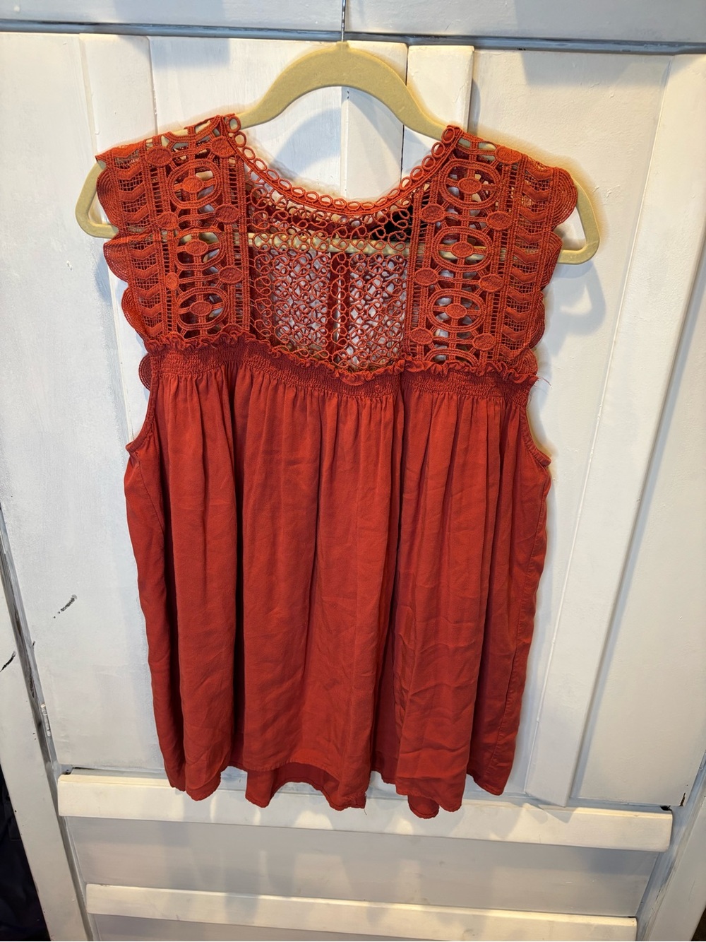 Crochet Yoke Sleeveless Camisole in Rust
